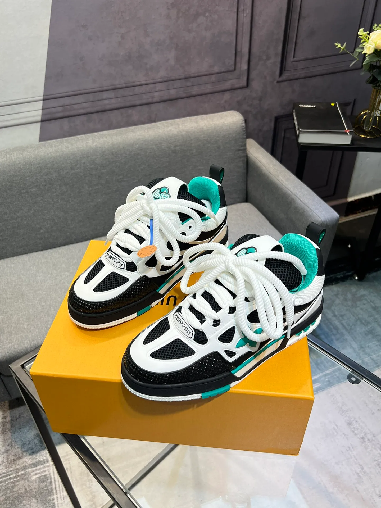 Men's men's shoes💰800 LV top version new style purchasing quality LV~Louis Vuitton LV TRAINER's best-looking sneakers, donkey brand strongly promotes new products, official website limited edition retro basketball sneakers! Both high-top and low-top models spent money to purchase 1:1 accurate reproductions of the originals. The details are invincible and full of sincerity. The imported custom-made original cowhide leather is the same as the original package. The details are 100% restored. The private model customizes the original one-piece TPU outsole. It is different from other brands. Without the original version, this effect cannot be achieved!                Men's and women's models 35-40 39-45 (46 is custom-made and cannot be returned or exchanged)